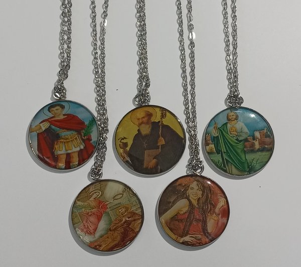 Medallon Artesanal Esmaltado Virgen Caridad del Cobre 2,65 cm