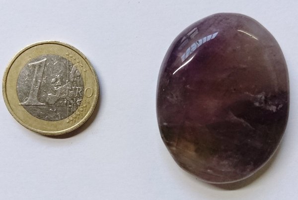 Mineral Oval 3,5 a 4,5 centímetros. Fluorita Lila