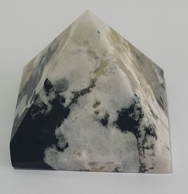Pirámide Mineral Jaspe Dálmata 3cm ancho x 2 cm de alto.